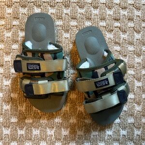 Suicoke camouflage slides